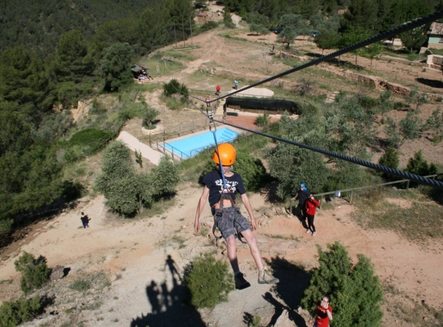 Tirolina sobre instalaciones deportivas.JPG